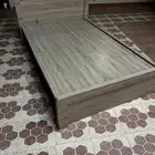 غرفه نومه مكونه من سرير و تسريحه