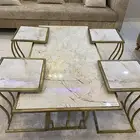 طاولة ضيافة مع طاولات خدمة