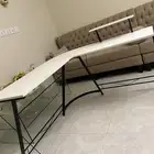 طاولة كمبيوتر بزاويه نظيفة جدا وجديدة