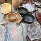 صحون حديد وفخار وقواعد خشب