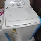 غسالة ملابس ومكتبة شاشة