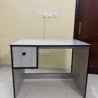 مكتب وكرسي جديدين