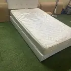 سرير مع مرتبه حالة السرير جيدة جدا