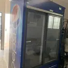 ثلاجة عرض كما يوجد اغراض بوفية متكاملة