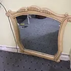 سرير حديد وفوقه مفرش خشب لزياده الراحه نضيف جدا ومرايه