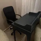 مكتب لون زيتي وكرسي اسود