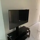 شاشة تلفزيون مع طاولة