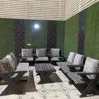 كراسي خشب مع جلسات وطاوله