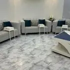 كنب وطاولات وشاشه ومكتب