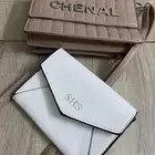 شنطتين نسائية لون ابيض ولون لحمي