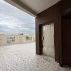 للبيع شقة 6 غرف بأبها بسطح مطل ومصعد خاص داخل الشقة للسطح