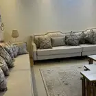 كنب مجلس شبه جديد مع طاولات رخام للبيع