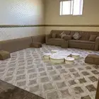 كنب صاله مع مساند وموكيت وطاولات صغيره للبيع