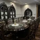 للبيع طاوله طعام 12 كرسي   2 دولاب بوفيه