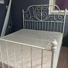 سرير للبيع مع مفرش