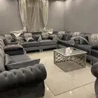 كنب للبيع مع الستارة والطاولة