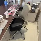 مكتب مع جزيره وادراج من الجهتين