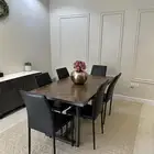 طاولة طعام فاخرة مع الكراسي