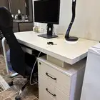 مكتب مع كامل اغراضه شاشه من DELL و بي سي مكتبي من شركه هواي
