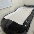 سرير اطفال على شكل سيارة من هوم سنتر مع مرتبة