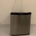 ثلاجة صغيرة نظيفة