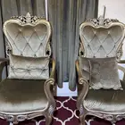 كنب مخمل للبيع قطعتين نظيفه جدا وطاوله ابيض اللون