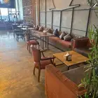 كنب وطاولات ورفوف للكافيهات