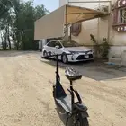 سكوتر نظيف بس فيه البطاريه و الدعسه كلشي صلحان حتى الدينمو