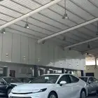 تويوتا كامري E بلص هايبرد الوان ابيض موديل 2025