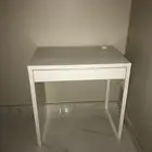 طاولة مكتب من ايكيا لون ابيض