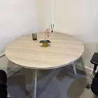 للبيع طاولة اجتماعات   بارتشن مع كراسي   نظيفة جدا