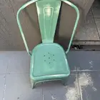 مكينة قهوة و كراسي