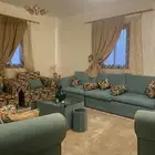 كنب نظيف وجديد مع الطاولات الزوايا والخدمه والسجاد