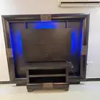 طاولة و تلفزيون