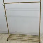 حامل ملابس بعجلات