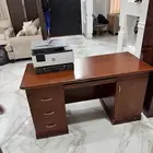 مكتب ومكتبة وطابعه ملونه