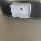 للتنازل باب حديد وحوض مغسلة