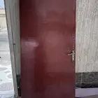 باب خشبي نظيف