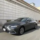 للبيع لكزس es 250 2023 بنزين شبه الجديده