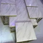 طاوله للبيع رخام استعمال جديد مع اربعه خدمه