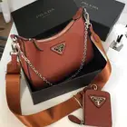 شنط نسائية.