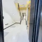 للبيع شقق تمليك علوي مع سطح موقع متميز جدا وسط الخدمات