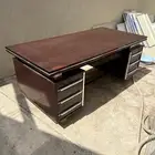 مكتب خشب نظيف