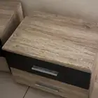 طاولتين نظيفتين للسرير