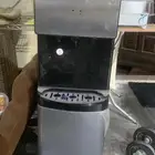 مكيف (وبرادة مع ثلاجة صغيرة) وثلاجة كبيرة