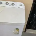 غسالة ملابس مستعملة غسلها نظيفة في الغسيل