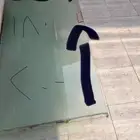 بابين زجاج سكريت واحد درفه والثاني متحرك نظيف خالي من عيوب
