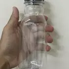 كمية قوارير بلاستيك مع اغطيتها حجمين مختلفة