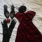 فستان احمر مخملي يخليك كنك مارلين مونرو