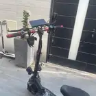 اسكوتر ثلاث سرعات دفع خلفي فيه اشارات و بوري قوي و شاشة